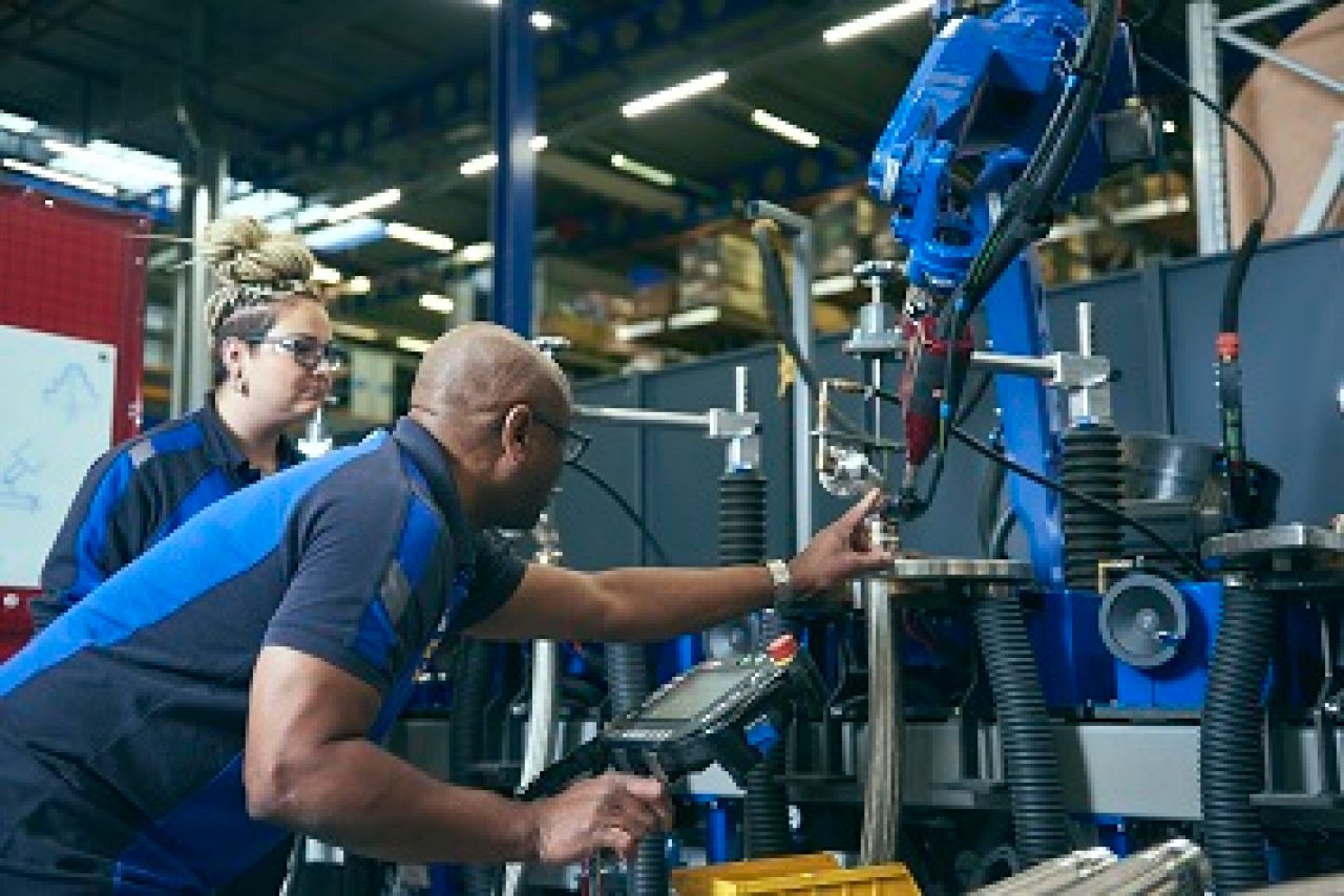 ERIKS | Karriere | Innovation Zwei Mitarbeiter arbeiten zusammen an einer Maschine