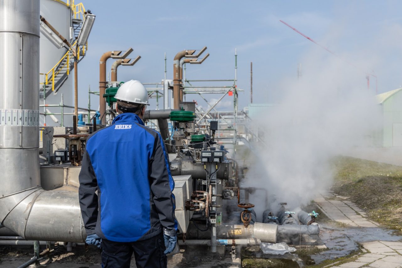 Allgemeine Startseite für die chemische Industrie ERIKS Mitarbeiter, der draußen in einem chemischen Werk steht