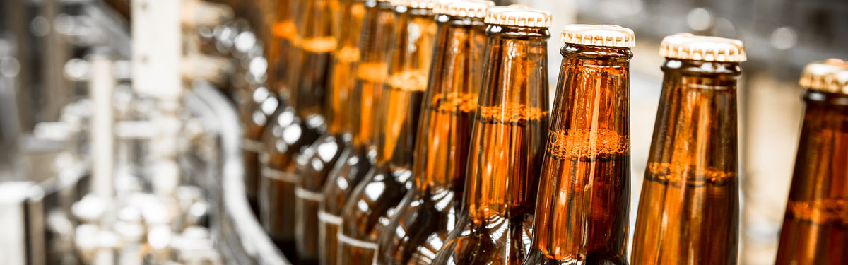 Bierflaschen auf einem Fließband