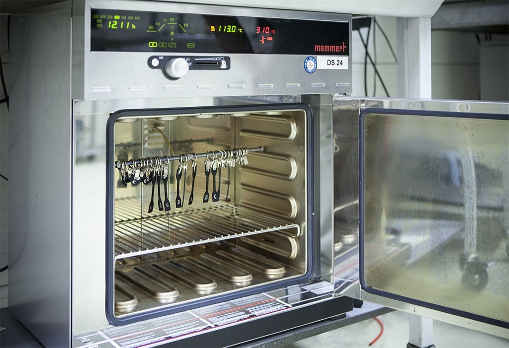 ERIKS | Services & Lösungen | Materialtest Material wird mit Hitze geprüft