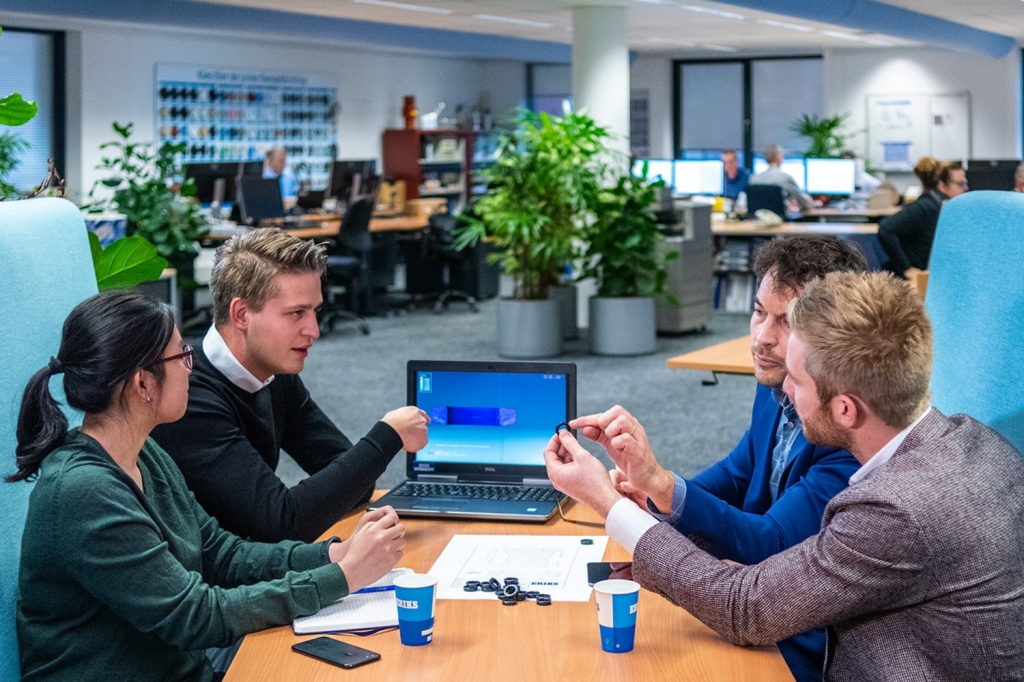 ERIKS | Services & Lösungen | Forschung - Kooperation - Prozessoptimierung Mitarbeiter am Diskutieren