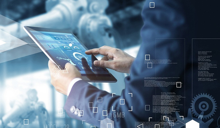 ERIKS E-Business Lösungen – OCI PunchOut Mitarbeiter mit Tablett