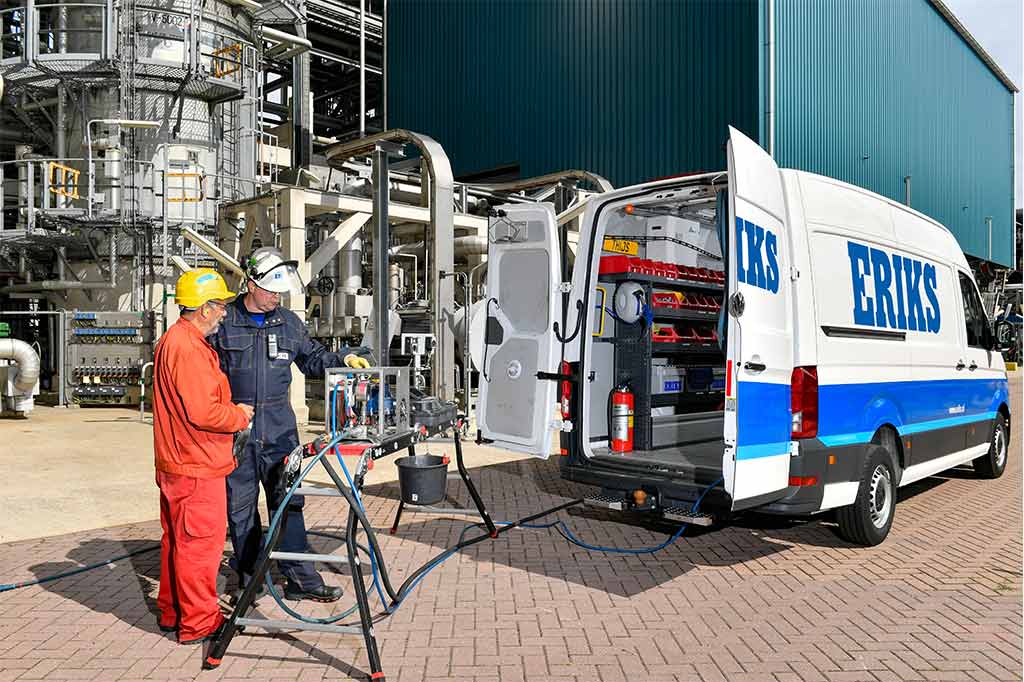 Schlauchprüfung | Komplette Inspektion Ihrer Schläuche vor Ort Eriks Mitarbeiter inspiziert Schläuche vor Ort beim Kunden