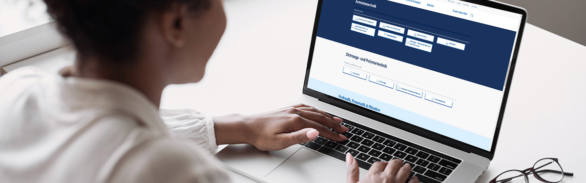 ERIKS Downloads Frau sitzt vor Laptop und schaut ERIKS Downloadbereich an