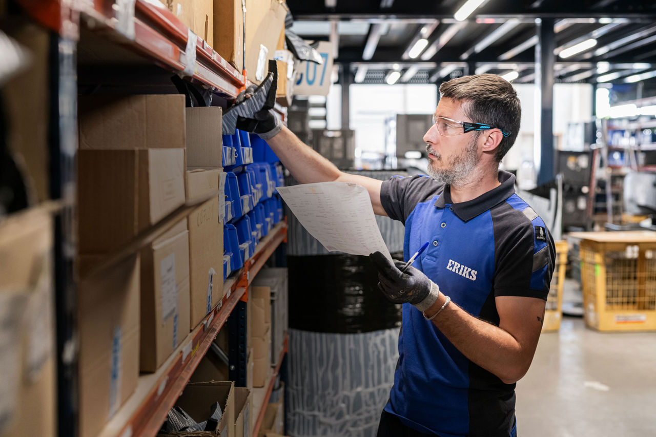 ERIKS als Arbeitgeber Mitarbeiter bei der Arbeit im Lager